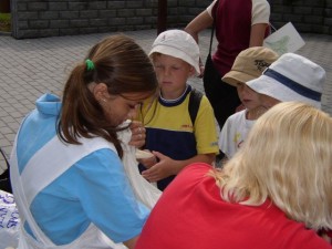 Děti si hrají a zároveň se učí základy první pomoci na zahradě