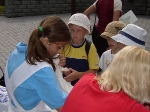 Děti si hrají a zároveň se učí základy první pomoci na zahradě